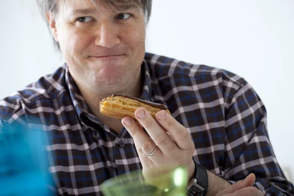 HOMEM a comer doces — Fotografia de Stock