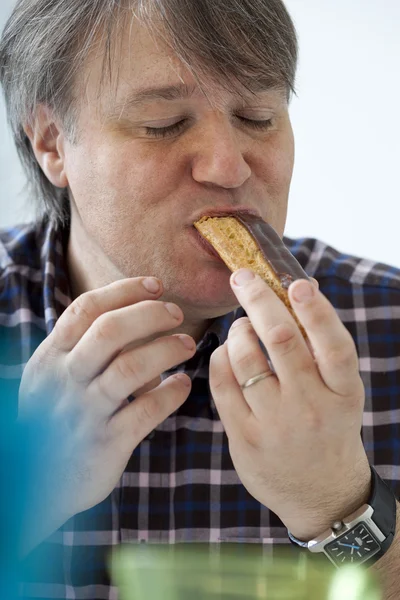 Человек, который ест сладкое — стоковое фото
