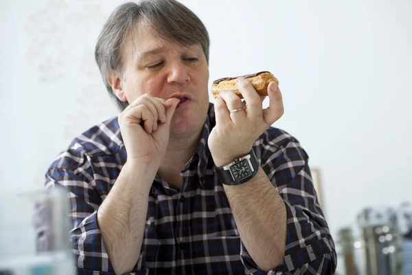 Человек, который ест сладкое — стоковое фото