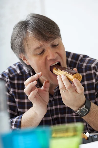 MAN Eating SWEETS — Stock fotografie