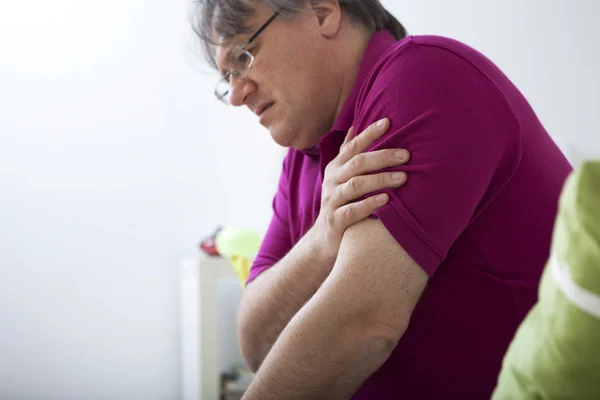 Hombre del dolor de brazos —  Fotos de Stock