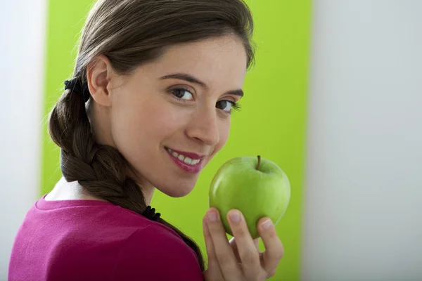 Meyve yiyen kadın — Stok fotoğraf