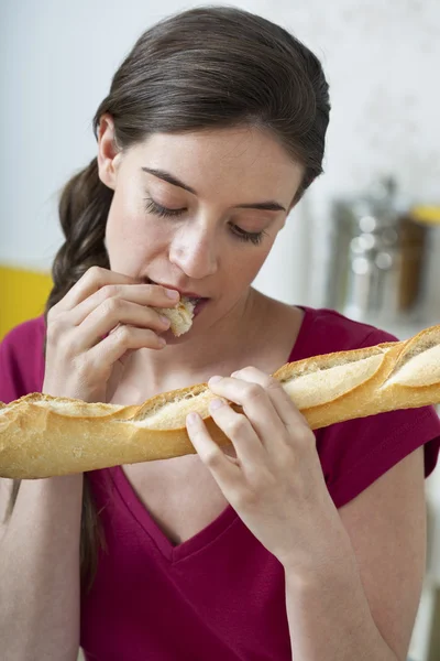 Žena jíst škrobovité potraviny — Stock fotografie