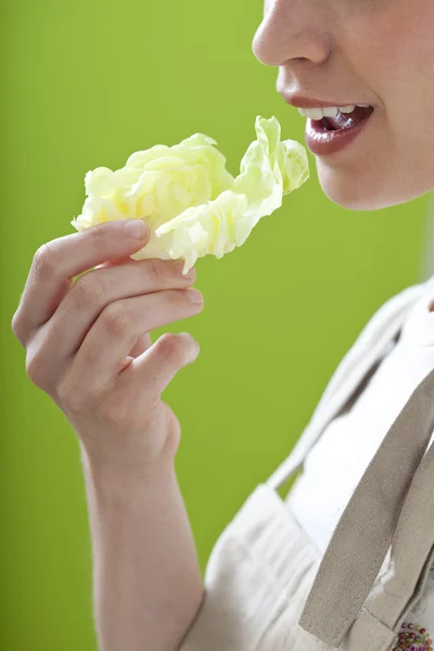 WOMAN EATING RAW VEGETABLES — Stock Photo, Image