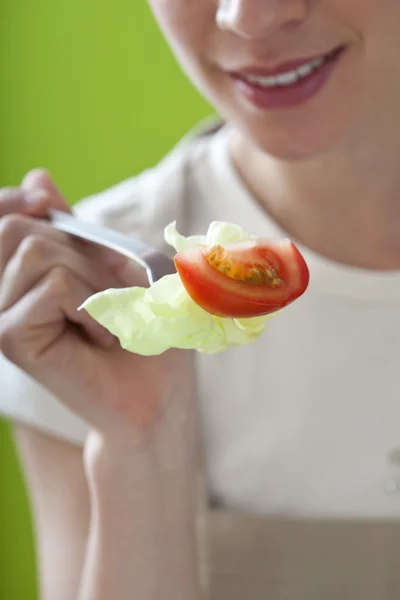 Žena jíst syrovou zeleninu — Stock fotografie