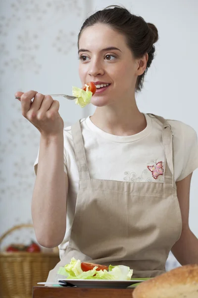 WOMAN EATING RAW VEGETABLES — Stock Photo, Image