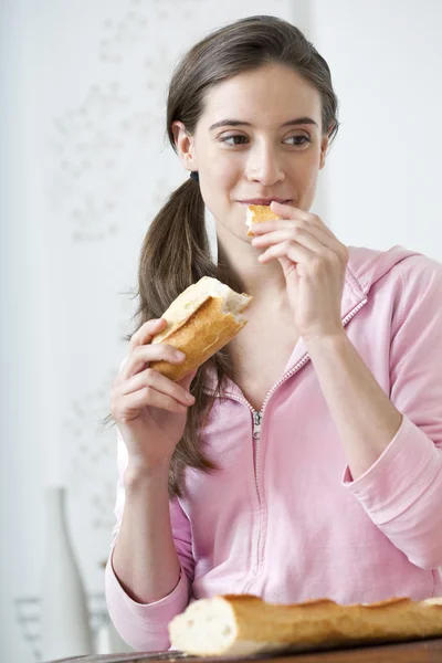 DONNA che mangia cibo stellato — Foto Stock