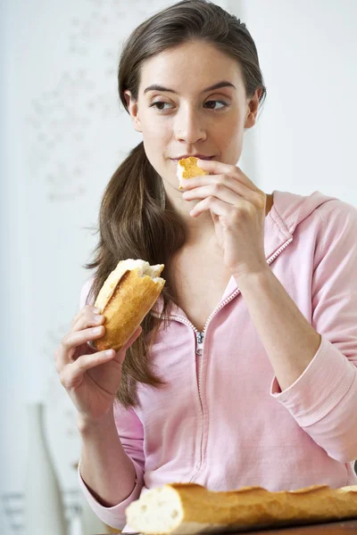 MUJER COMIENDO ALIMENTOS STARCHY — Foto de Stock