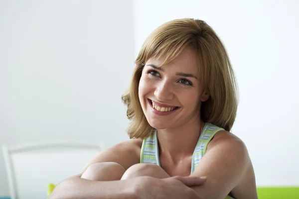 Frau drinnen — Stockfoto