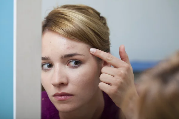 WOMAN WITH MIRROR — Stock Photo, Image