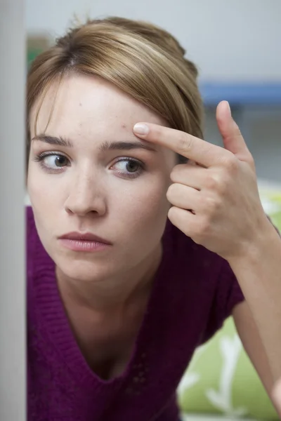 Vrouw met spiegel — Stockfoto