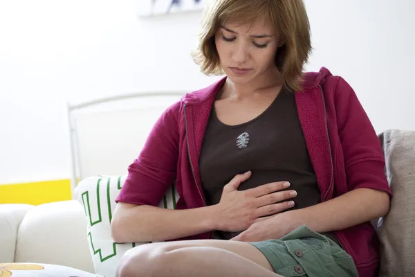 DOLOR ABDOMINAL EN UNA MUJER — Foto de Stock