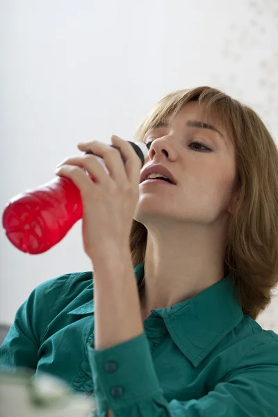 Frau mit kaltem Getränk — Stockfoto