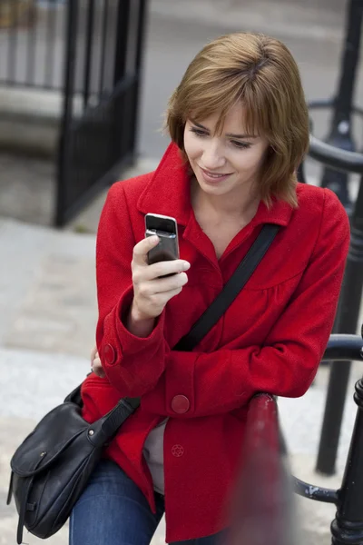 携帯電話の女性は — ストック写真