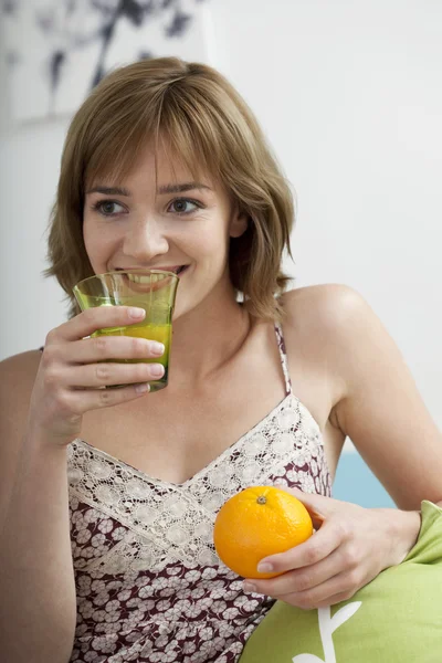 Žena s studený nápoj — Stock fotografie