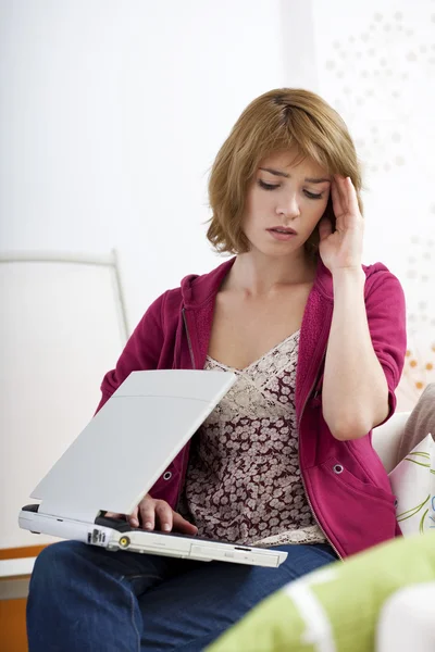 Frau mit Kopfschmerzen — Stockfoto