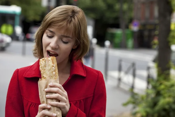 Donna che mangia un panino — Foto Stock