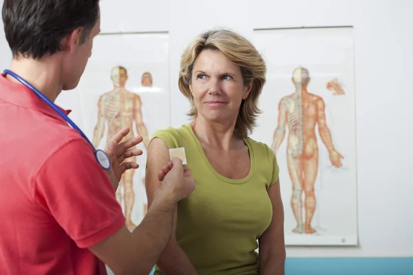 Rökning consult. äldre person — Stockfoto