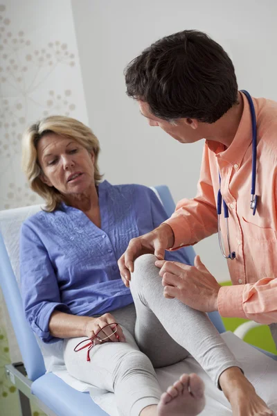 KNEE, SEMIOLOGY ELDERLY PERSON — Stock Photo, Image