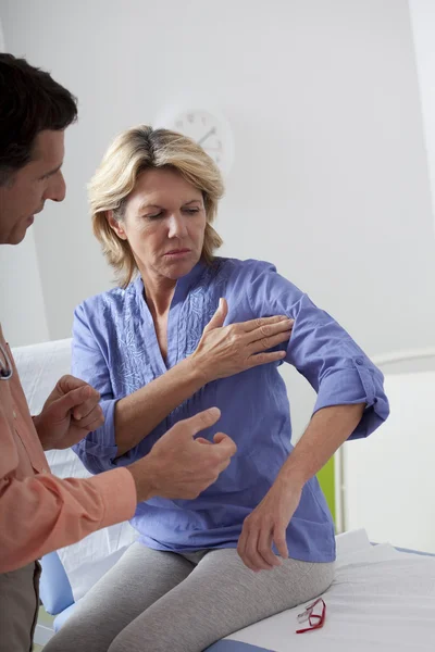 CARDIOLOGIA CONSULTA. PESSOAS ELDERENTES — Fotografia de Stock