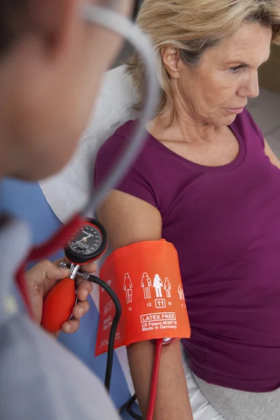 Blutdruck, ältere Menschen — Stockfoto