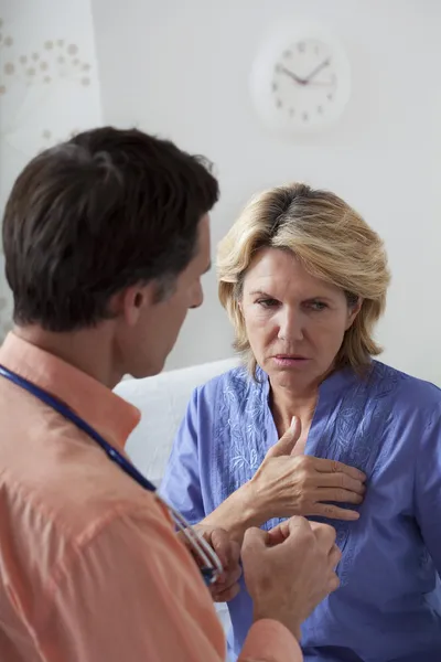 CARDIOLOGÍA CONSULTA. PERSONAS PRÓXIMAS — Foto de Stock