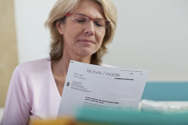 Senioren füllen Formulare aus — Stockfoto