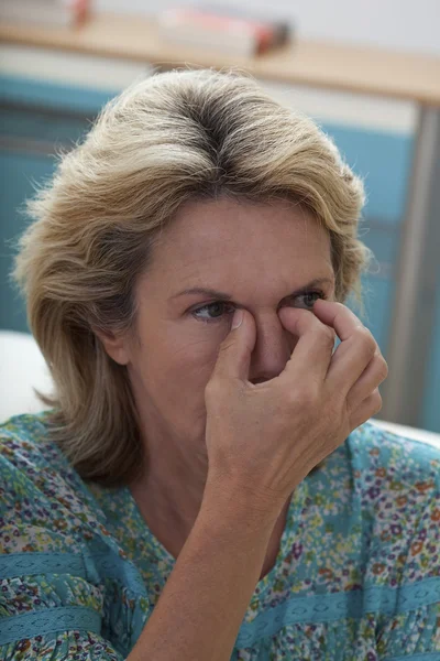 Bejaarde met sinusitis — Stockfoto