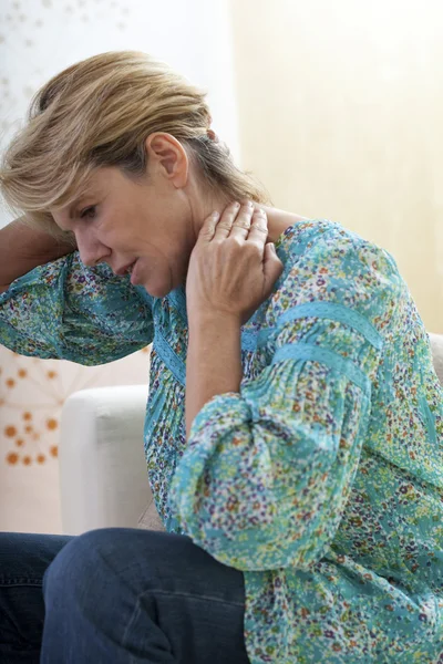 Cervicalgia in een bejaarde — Stockfoto