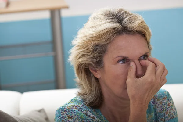 Bejaarde met sinusitis — Stockfoto