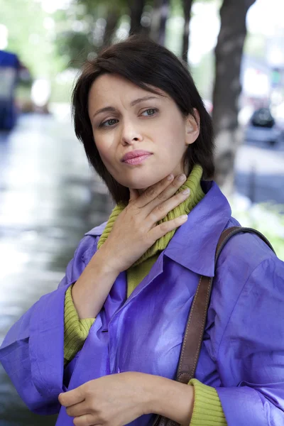 Femme en plein air — Photo