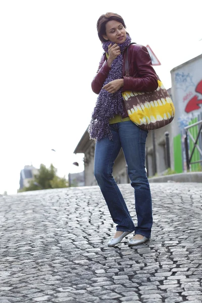 Frau im Freien — Stockfoto