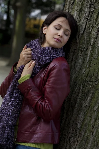 Femme en plein air — Photo