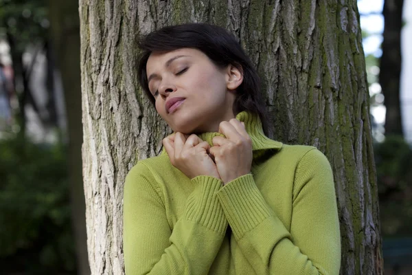 Femme en plein air — Photo