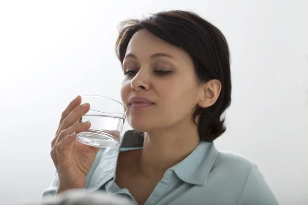 Vrouw met koud drankje — Stockfoto