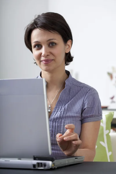 Frau, Computer — Stockfoto