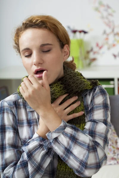 Frau niest — Stockfoto