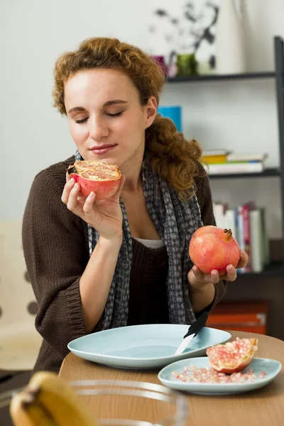 Meyve yiyen kadın — Stok fotoğraf