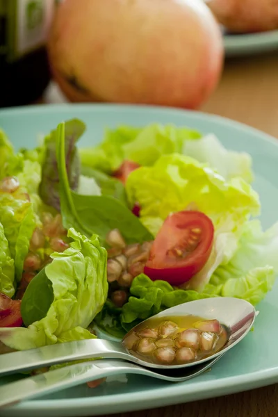 Salada com romã — Fotografia de Stock