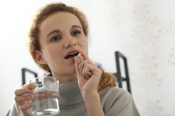 Vrouw nemen medicatie — Stockfoto