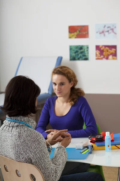 DONNA IN CONSULTAZIONE, DIALOGO — Foto Stock