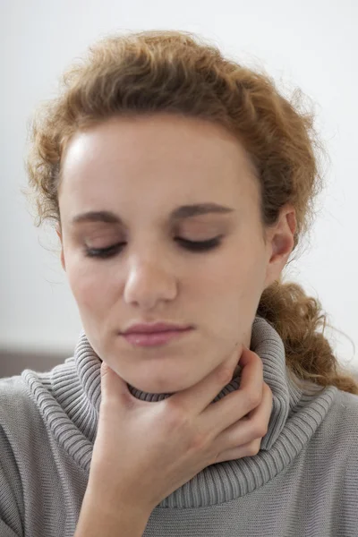 Frau mit Halsschmerzen — Stockfoto