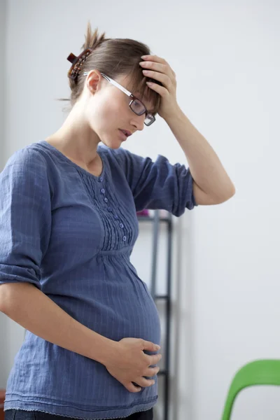 Zwangere vrouw met hoofdpijn — Stockfoto