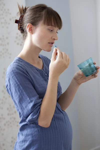 Těhotná žena užívání léků — Stock fotografie