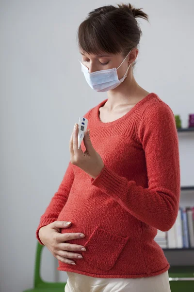 Gravid kvinna med ont i halsen — Stockfoto