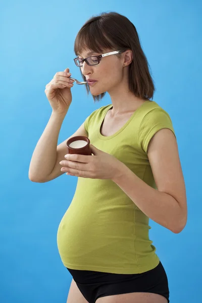 Embarazada mujer comiendo —  Fotos de Stock