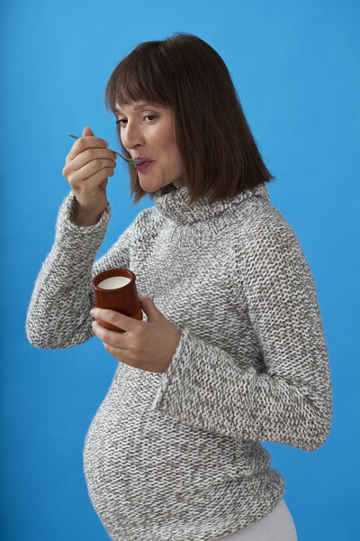 PREGNANT WOMAN EATING