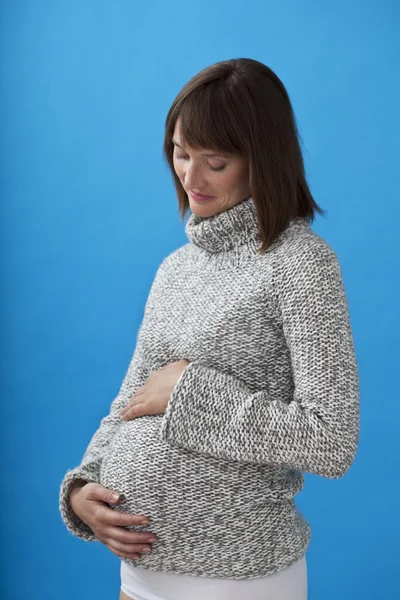 Gravid kvinna inomhus — Stockfoto