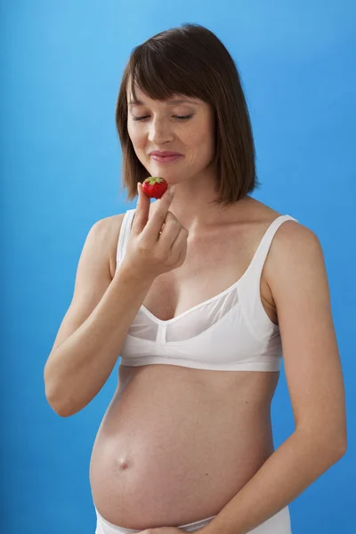 Gravid kvinna äter — Stockfoto