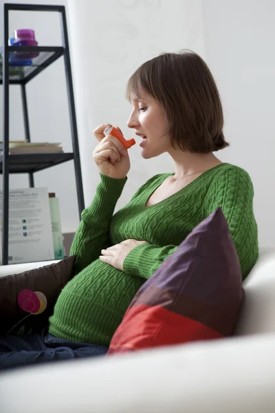 ASTHMA TREATMENT PREGNANT WOMAN — Stock Photo, Image